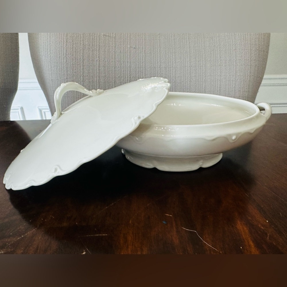 Theodore Haviland , Limoges France Round Covered Veg. Bowl Embossed Rim - Picture 2 of 11